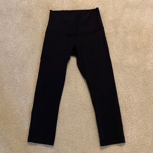🍋EUC LuLuLemon 22” Inseam Cropped Black Leggings - Size 6 🍋